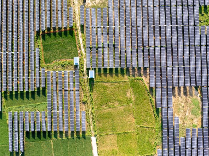 commercial solar solutions vs grid-tied systems