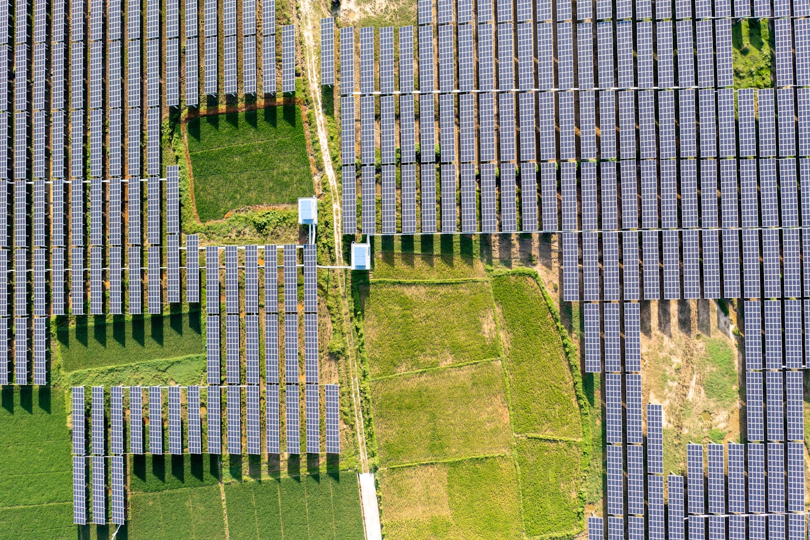 commercial solar solutions vs grid-tied systems