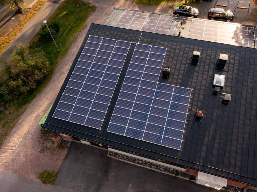 how commercial solar reduces electricity costs