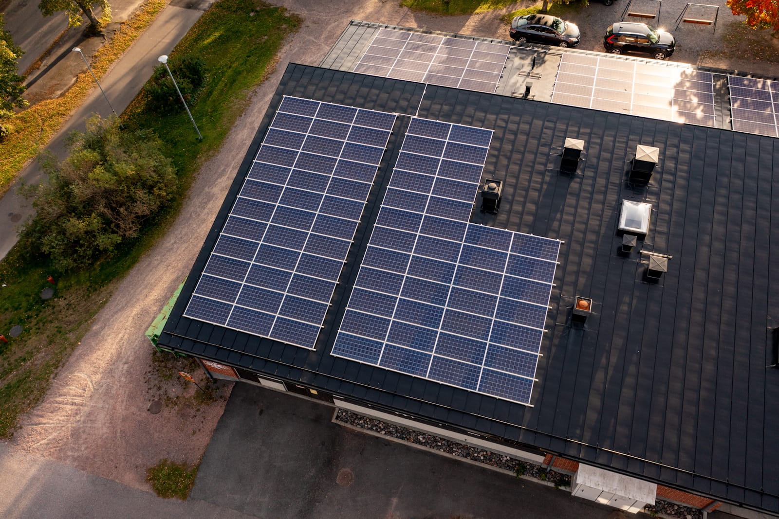 how commercial solar reduces electricity costs